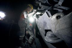 Volle Konzentration ist bei der Arbeit an der insgesamt 120 Tonnen schweren Tunnelbohrmaschine geboten. (Bild: Corinne Glanzmann / Neue LZ)