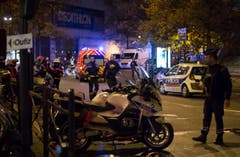 Einsatzkräfte vor dem Stade de France. (Bild: EPA/Ian Langsdon)