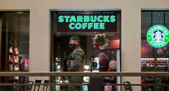 Wo sonst schnell ein Kaffee getrunken wird, gilt jetzt das Sicherheitsdispositiv. (Bild: AP Photo / Virginia Mayo)