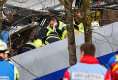 Rettungskräfte versorgen einen Verletzten. (Bild: AP/Matthias Schrader)
