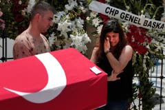 Die Menschen verabschieden sich bei einer Beerdigung nach den Anschlägen in Istanbul. (Bild: AP Photo/Lefteris Pitarakis)