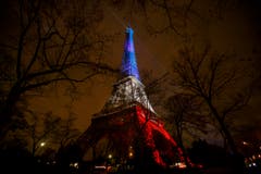 Dre beleutchtete Eiffelturm. (Bild: AP Photo/Daniel Ochoa de Olza)