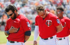 Solidarität in den USA: Das Baseball-Team «Minnesota Twins» gedenkt vor einem Spiel der Opfer von Brüssel. (Bild: AP Photo / Tony Gutierrez)