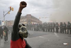 Ein Demonstrant mit Gasmaske. (Bild: AP Photo/Patrick Semansky)
