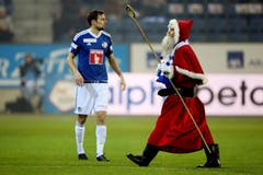 Auch der Samichlaus besucht das Super League Spiel zwischen dem FC Luzern und den Young Boys (Bild: Philipp Schmidli / Neue LZ)