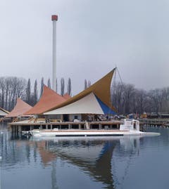 Jacques Piccards Unterseeboot für vierzig Passagiere, ausgestellt auf dem Lac Leman vor einem futuristischen Pavillon (Bild: Keystone / Str)