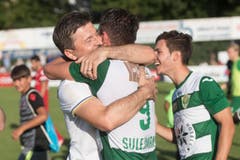 Die Krienser Fussballer liegen sich in den Armen. (Bild: Keystone / Marcel Bieri)
