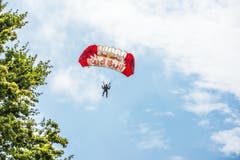 Fallschirmspringer im Landeanflug auf die Badi Stansstad. (Bild: Izedin Arnautovic)