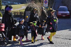 Die MuKi-Turner als Vögel. (Bild: Birgit Scheidegger (OZ))
