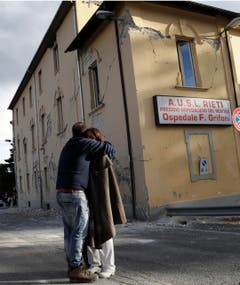 Trost spenden in Amatrice. (Bild: AP / Alessandra Tarantino)