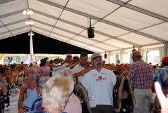 Naturjodelabig im Rahmen des diesjährigen Open Air Klewenalp. Im Bild: Stimmung im Festzelt mit den Jochtrichler. (Bild: Rosmarie Berlinger (Neue NZ))