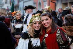 Königin Raina Olaria (rechts) mit Zofe. (Bild: Christof Borner-Keller / Neue ZZ)