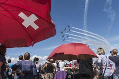 Die ZuschauerInnen beobachten die spanische Patrulla Aguila Casa in ihren C-101 Aviojets. (Bild: Keystone)