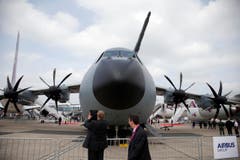 Besucher bestaunen das Militärflugzeug Airbus A400M. (Bild: Francois Mori)
