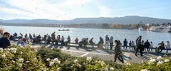 Fast kein Platz bleibt frei bei frühlingshaften Temperaturen am Samstag am Zürcher Utoquai. (Bild: Keystone/Walter Bieri)