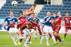 Philipp Muntwiler, vorne, von Vaduz im Verteidigungskampf. (Bild: Keystone / Urs Flüeler)