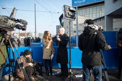 Wartende Journalisten trinken Automatenkaffee. (Bild: Keystone/Ennio Leanza)