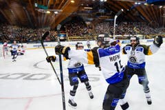 Luganos Alessio Bertaggia, Gregory Hofmann und Dan Spang, von links, feiern das 0-1 von Hofmann. (Bild: Keystone/GIAN EHRENZELLER)
