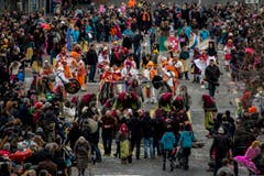 Kostümierte Personen laufen am Umzug "ZüriCarneval 2015" durch die Zürcher Innenstadt. (Bild: ENNIO LEANZA)