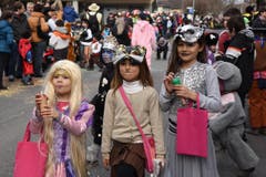 Die künftigen Kernser Dorfschönen an der Kinderfasnacht in Kerns. (Bild: Robert Hess (Neue OZ))