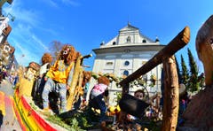 Kinderfasnacht mit Umzug am Güdismäntig in Alpnach. Der Wagen der Tschyfäräzunft. (Bild: Markus von Rotz / NZ (27. 02. 2017))
