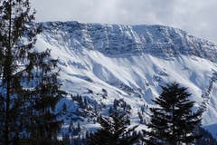 Berge gegenüber dem Brünigpass. Noch immer liegt Schnee in den höheren Lagen. (Bild: Bruno Ringgenberg)