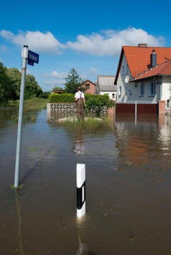 Die Elbe überflutet Kabelitz. (Bild: Keystone)