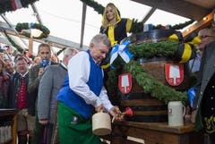 Oberbürgermeister Dieter Reiter schlägt den Zapfhahn in das erste Fass Bier des diesjährigen Oktoberfestes. (Bild: Keystone / Peter Kneffel)