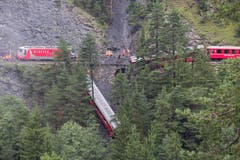 Der Zug von St. Moritz nach Chur war um 12.30 Uhr kurz nach Tiefencastel zwischen zwei Tunnels auf einen Erdrutsch aufgefahren. (Bild: Keystone)