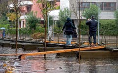In Locarno wurden Strassen in der Nähe des Seeufers für den Verkehr gesperrt. (Bild: Keystone)