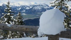 Auf der Rigi liegt am Ostermontag ein halber Meter Neuschnee und unten im Tal grünt der Frühling. (Bild: Beatrice Rauch)