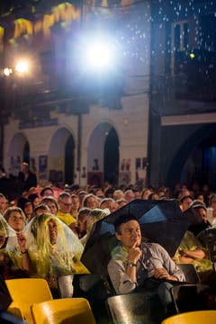 Täglich und bei jedem Wetter findet eine Openair-Vorstellung auf der Piazza Grande statt. (Bild: Keystone)