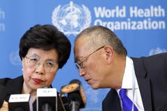 Die Weltgesundheitsorganisation WHO erklärt Ebola zum internationalen Gesundheitsnotfall. Im Bild die WHO-Direktorin Margret Chan und Keiji Fukuda, Assistant Director-General für Gesundheitssicherheit und Umwelt bei der WHO. (Bild: Keystone)