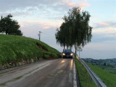 Auf der Hüttenerstrasse zwischen Hütten und Schindellegi wurden Strassenböschungen aufgerissen... (Bild: Baudirektion Schwyz)