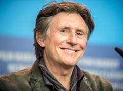 Ein lächelnder Gabriel Byrne. (Bild: Keystone)