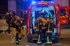Verwundete werden vor dem Stade de France durch Sanitäter erstversorgt. (Bild: EPA/Ian Langsdon)
