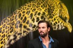 Der Schweiz-Österreichische Schauspieler Max Simonischek auf dem roten Teppich in Locarno. (Bild: Keystone)