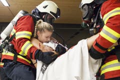 Die Feuerwehr bei der Rettung eines Badegastes. (Bild: Edi Ettlin)
