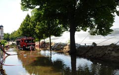 Auf der rechten Elbseite an der Zollstrasse in Magdeburg ist das Wasser bereits über den Deich geschwappt. Die Feuerwehr versucht mit Pumpen, das Wasser zurück in die Elbe zu befördern. (Bild: Keystone)