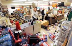 Sam Wirtz (links) ist Angestellter in einem Geschäft, das geplündert wurde. (Bild: Lloyd Fox/The Baltimore Sun via AP)
