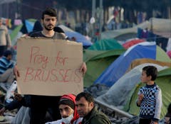 Solidarität an der griechisch-mazedonischen Grenze: Ein Mann im Flüchtlingscamp Idomi im stillen Protest: «Betet für Belgien». (Bild: EPA / ARMANDO BABANI)