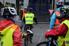 Die Velofahrer sind zahlreich zum Kurs erschienen. (Bild: Markus von Rotz (Neue NZ))
