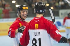 Die Schweizer Lars Henzi (links) und Nicola Fuchs jubeln nach dem Tor zum 0:1. (Bild: Maria Schmid (Neue ZZ))