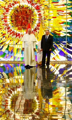 Der Papst trifft Kubas Präsidenten Raul Castro im «Palacio de la Revolucion» in Havana. (Bild: Keystone)