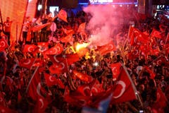 Tausende Menschen demonstrierten nach dem Putschversuch in Ankara. (Bild: EPA/STR)