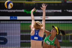 Veltman Kelsey (Kanada, vorne) gegen Michela Lantignotti (Italien) (Bild: FIVB)