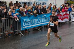 Hellebardenlauf Sempach Pierre Fournier (Bullet) gewann überlegen den 5,8 km langen Hellebardino. (Bild: Beat Blättler)