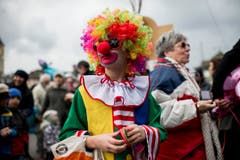 Kostümierte und geschminkte Personen laufen am Umzug "ZüriCarneval 2015" durch die Zürcher Innenstadt. (Bild: ENNIO LEANZA)