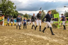 Reiter studieren und laufen den neuen Parcours ab. (Bild: Philipp Schmidli)
