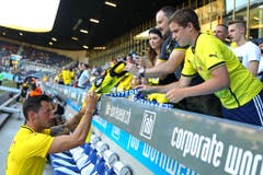 Roman Bürki von Borussia Dortmund schreibt Autogramme für die Fans. (Bild: Philipp Schmidli)